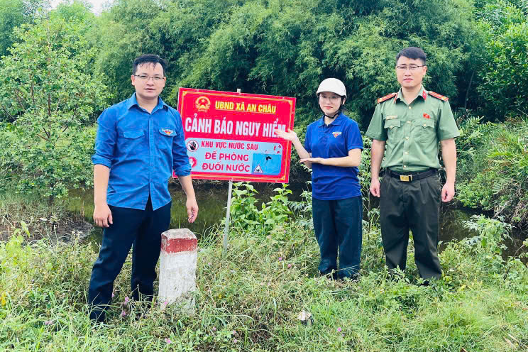 Tổ chức cắm biển cảnh báo tuyên truyền phòng, chống đuối nước