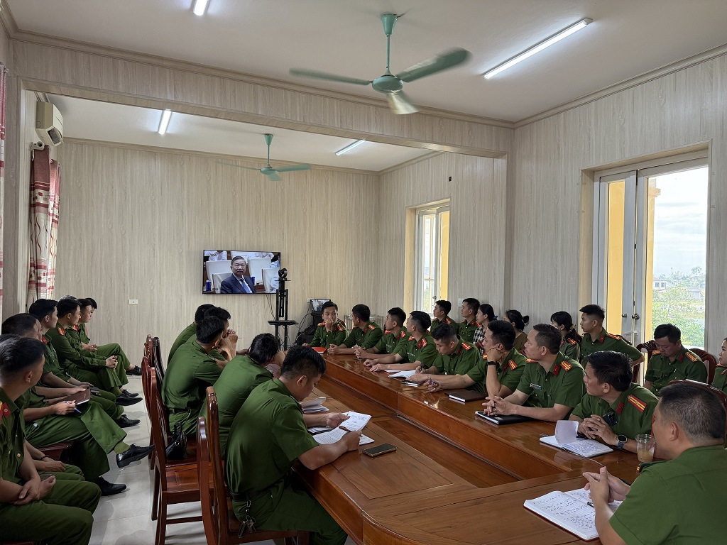 Công an phường Vinh Lộc tham gia hội nghị học tập, quán triệt Nghị quyết số 10 của Bộ Chính trị