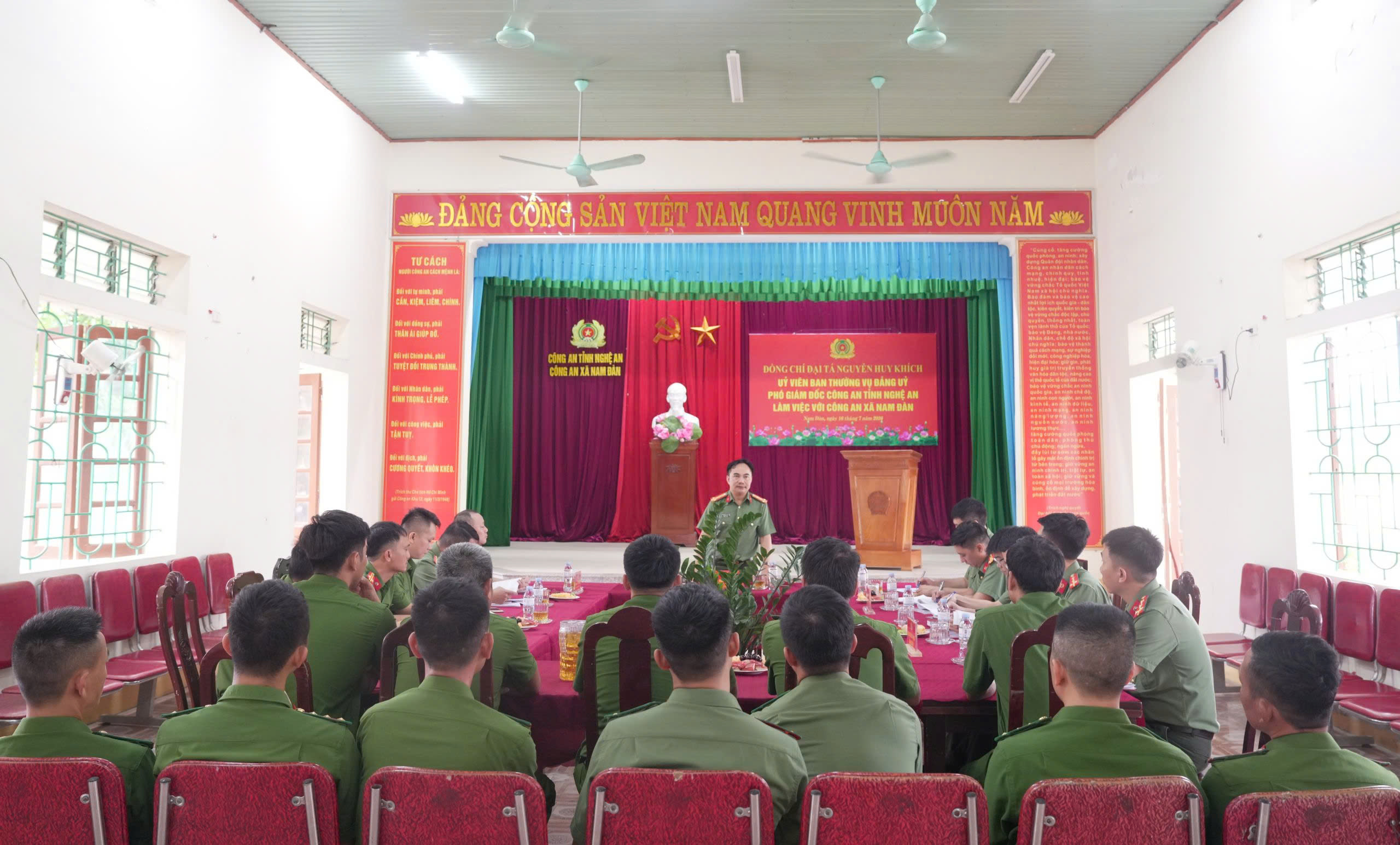 Toàn cảnh buổi làm việc