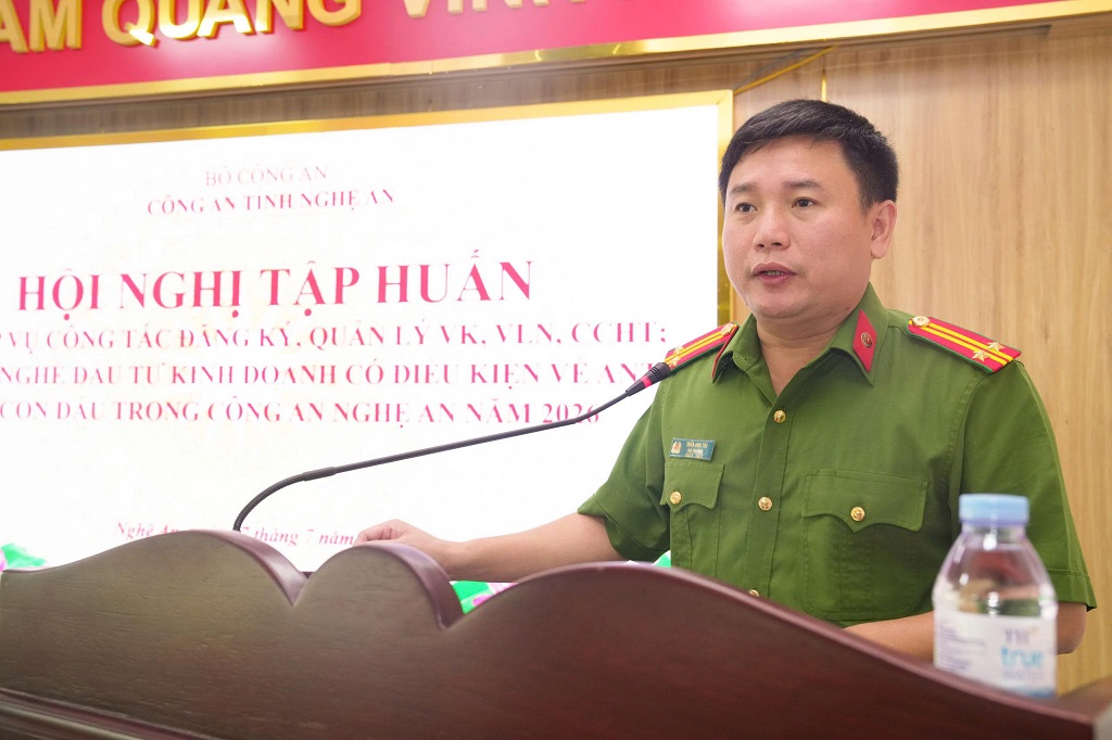 Báo cáo viên trình bày nội dung tại Hội nghị