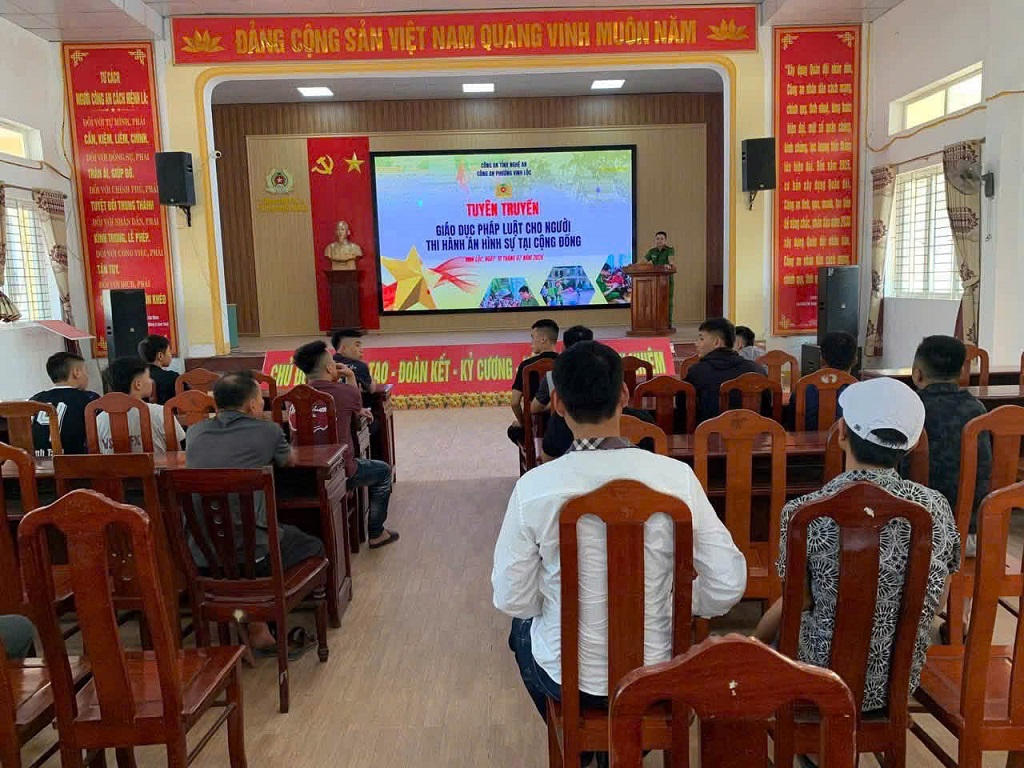 Công an phường Vinh Lộc tổ chức tuyên truyền, phổ biến giáo dục pháp luật cho người thi hành án hình sự tại cộng đồng