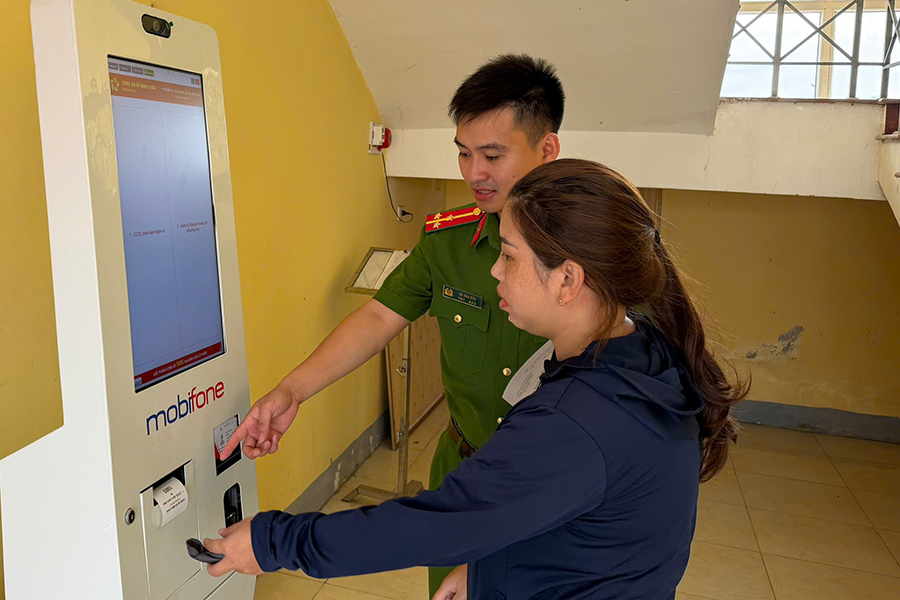 Hỗ trợ người dân thực hiện thủ tục hành chính trực tuyến