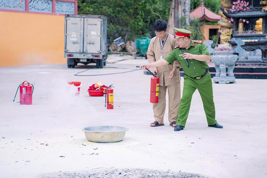  Công an xã hướng dẫn sử dụng bình chữa cháy và kỹ năng sơ cứu người bị đuối nước