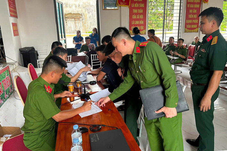 Phối hợp đưa đón thân nhân liệt sĩ tham gia thu nhận mẫu ADN