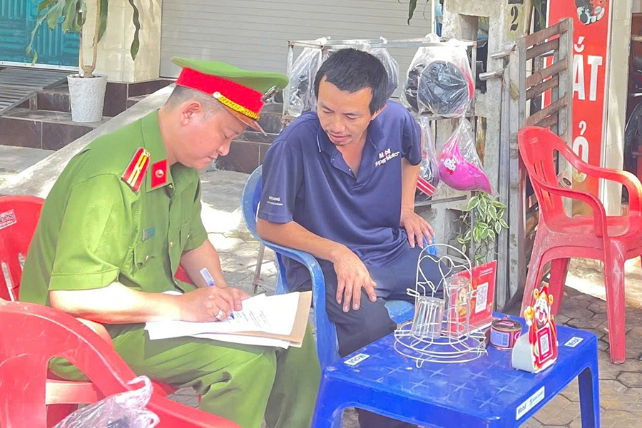 Kiểm tra, tuyên truyền và ký cam kết với các cơ sở sửa chữa xe mô tô, xe gắn máy