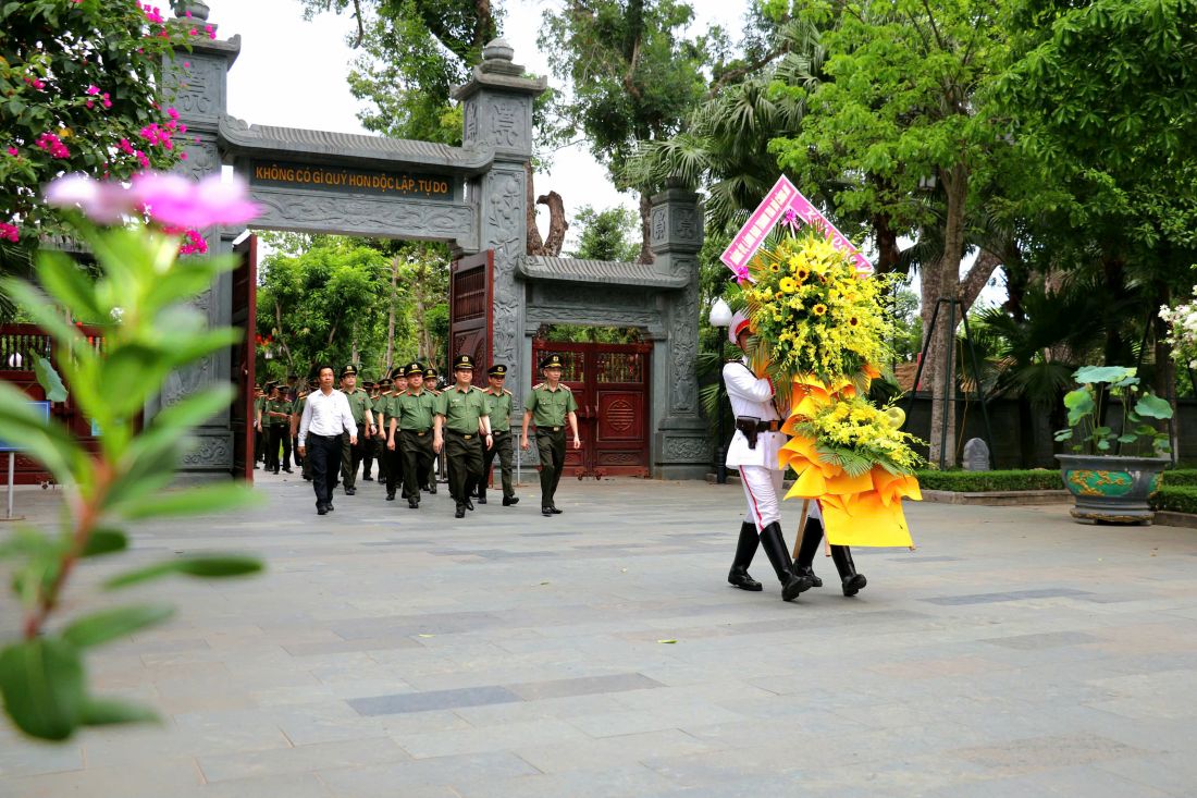 Đoàn đại biểu dâng hoa tại Khu di tích Quốc gia đặc biệt Kim Liên