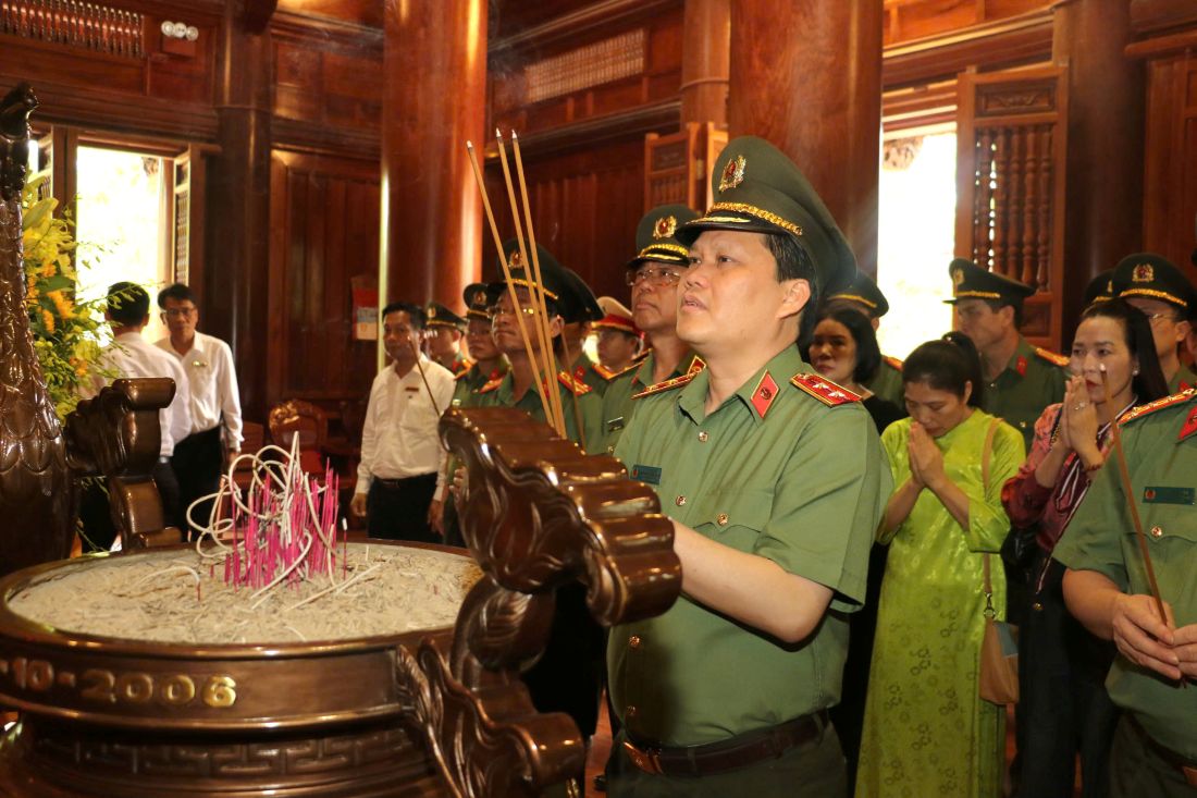 đồng chí Trung tướng Bùi Quang Thanh - Ủy viên Ban Thường vụ Đảng ủy Công an Trung ương, Chánh Thanh tra Bộ Công an dâng hương tưởng niệm Chủ tịch Hồ Chí Minh tại Khu di tích Quốc gia đặc biệt Kim Liên