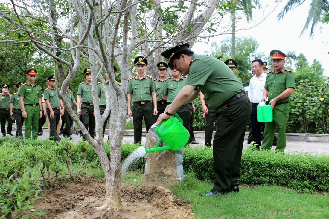 Đồng chí Trung tướng Bùi Quang Thanh - Ủy viên Ban Thường vụ Đảng ủy Công an Trung ương, Chánh Thanh tra Bộ Công an trồng cây lưu niệm tại Khu di tích Quốc gia đặc biệt Kim Liên