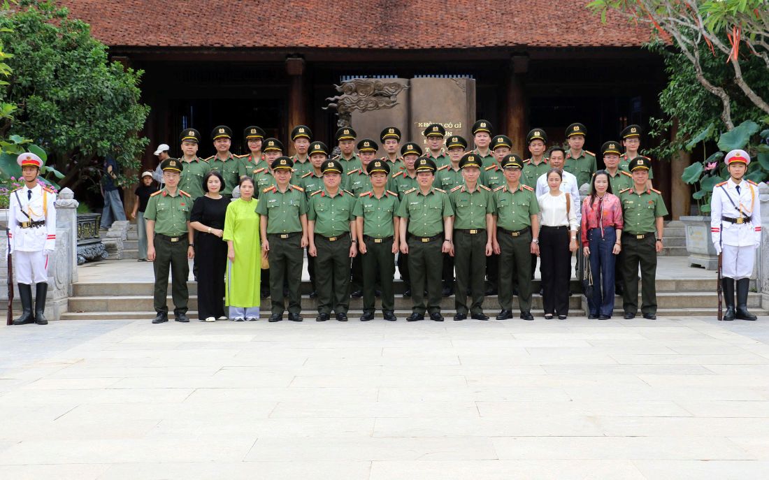 Đoàn đại biểu chụp ảnh lưu niệm tại Khu di tích Quốc gia đặc biệt Kim Liên