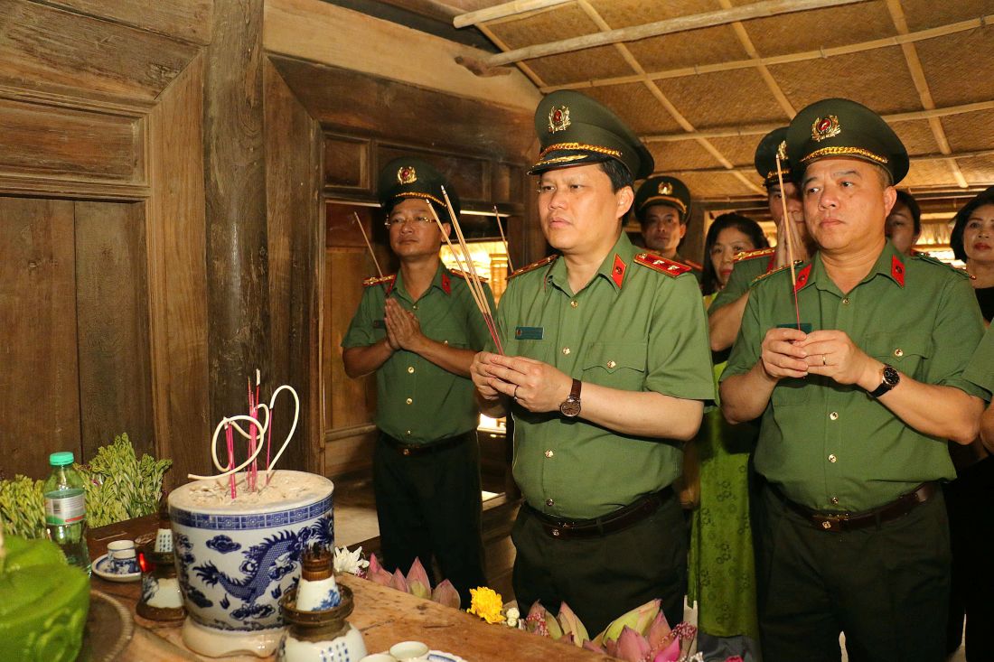 Đồng chí Trung tướng Bùi Quang Thanh - Ủy viên Ban Thường vụ Đảng ủy Công an Trung ương, Chánh Thanh tra Bộ Công an dâng hương tưởng niệm tại Quê nội Bác Hồ