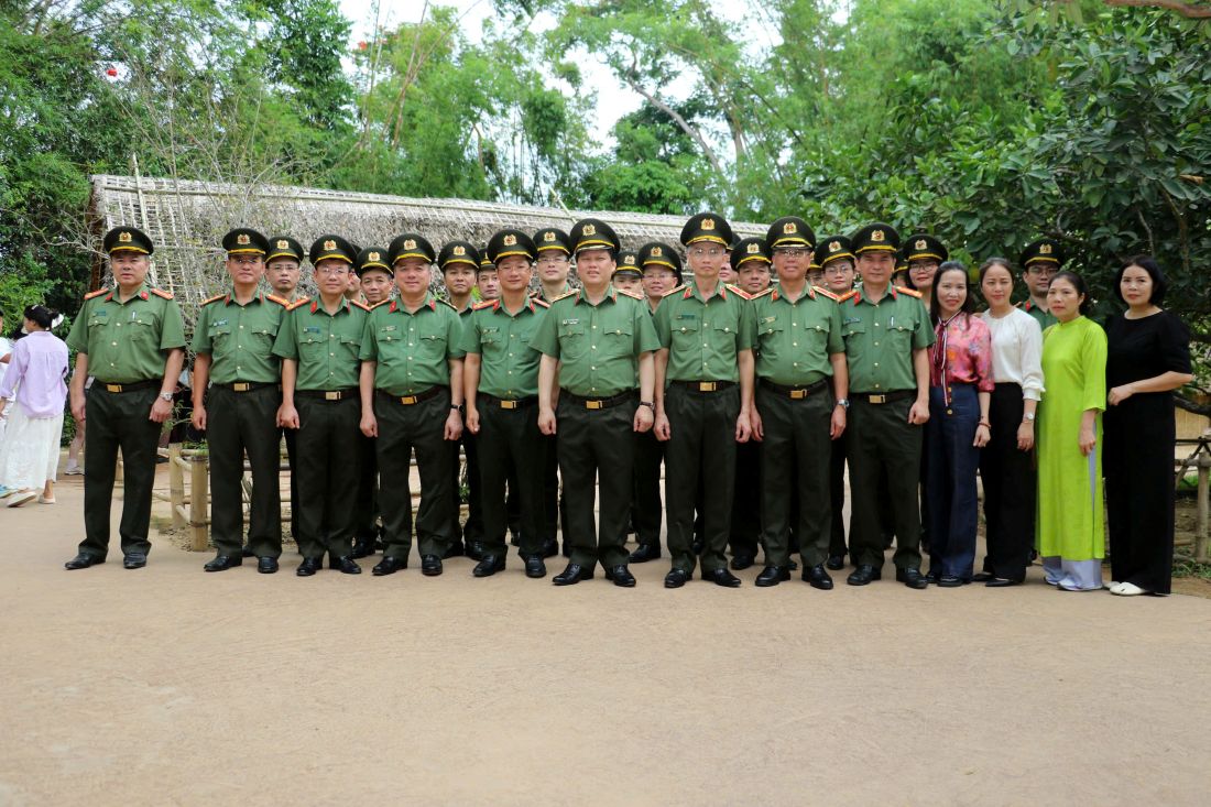 Đoàn đại biểu chụp ảnh lưu niệm tại Quê nội Bác Hồ