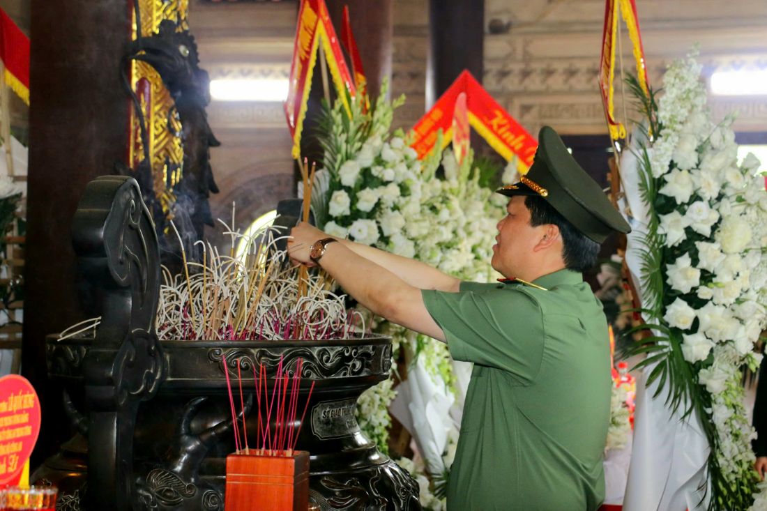 Đồng chí Trung tướng Bùi Quang Thanh - Ủy viên Ban Thường vụ Đảng ủy Công an Trung ương, Chánh Thanh tra Bộ Công an dâng lễ, dâng hương tại Đền Chung Sơn