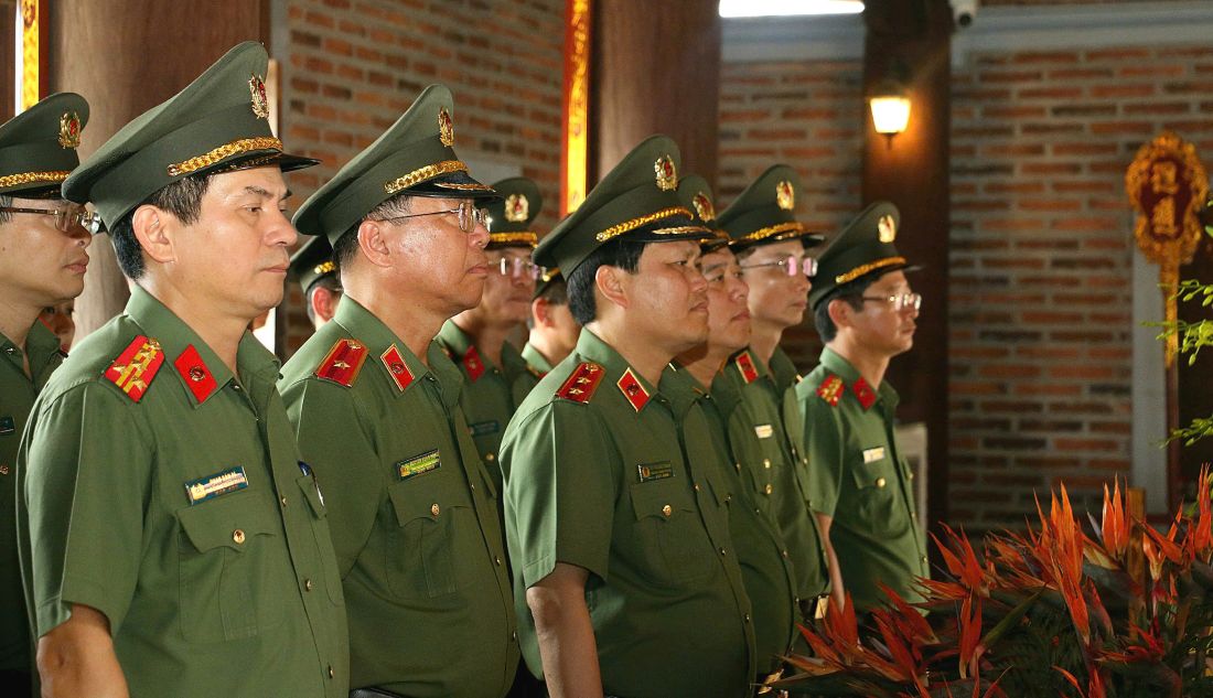 Đoàn đại biểu bày tỏ lòng biết ơn sâu sắc đối với đấng sinh thành, anh chị em ruột, những người thân trong gia tộc của Bác và các anh hùng, liệt sĩ