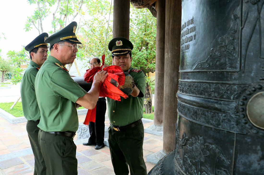 Đồng chí Trung tướng Bùi Quang Thanh - Ủy viên Ban Thường vụ Đảng ủy Công an Trung ương, Chánh Thanh tra Bộ Công an thỉnh chuông tại Đền Chung Sơn