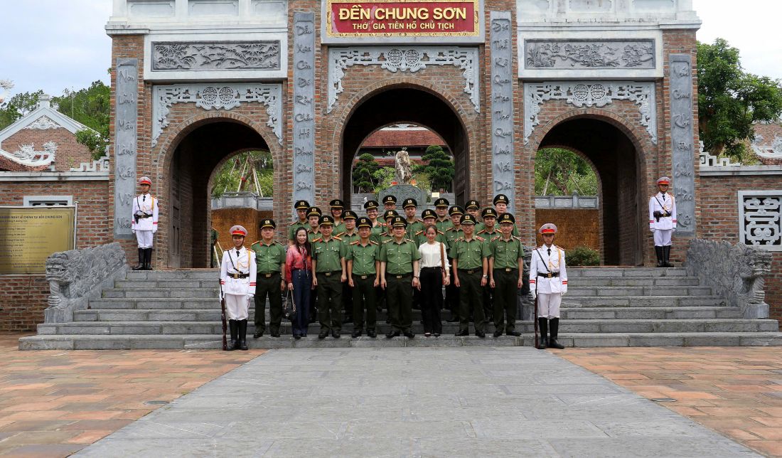 Đoàn đại biểu chụp ảnh lưu niệm tại Đền Chung Sơn