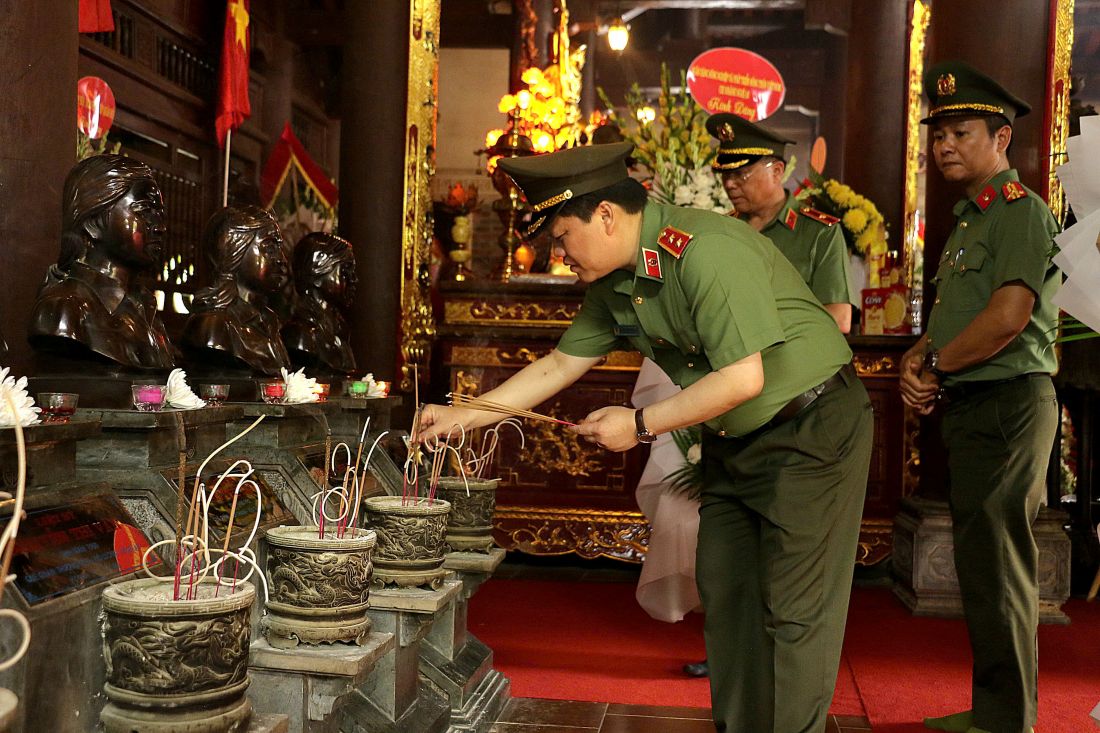Đồng chí Trung tướng Bùi Quang Thanh - Ủy viên Ban Thường vụ Đảng ủy Công an Trung ương, Chánh Thanh tra Bộ Công an dâng hương tại Khu di tích lịch sử Truông Bồn