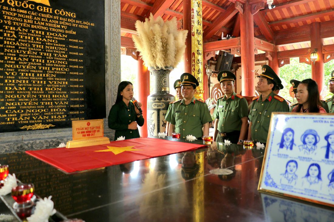 Đoàn đại biểu tưởng nhớ, tri ân các anh hùng liệt sĩ tại Khu di tích lịch sử Truông Bồn