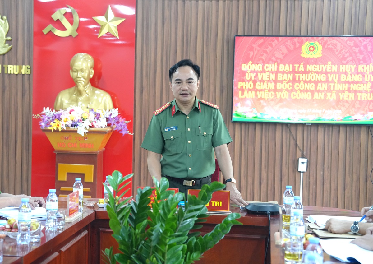 Đồng chí Đại tá Nguyễn Huy Khích, Ủy viên Ban Thường vụ Đảng ủy, Phó Giám đốc Công an tỉnh phát biểu chỉ đạo tại buổi làm việc