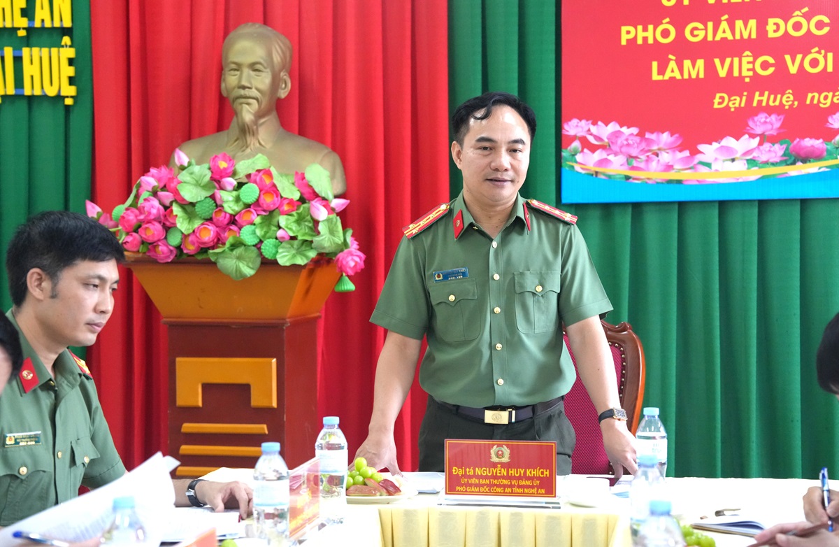 Đồng chí Đại tá Nguyễn Huy Khích, Ủy viên Ban Thường vụ Đảng ủy, Phó Giám đốc Công an tỉnh phát biểu chỉ đạo tại buổi làm việc