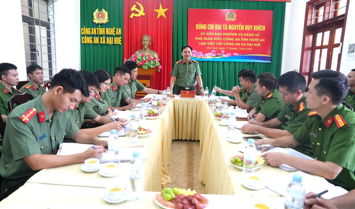 Đồng chí Đại tá Nguyễn Huy Khích, Phó Giám đốc Công an tỉnh làm việc với Công an xã Đại Huệ
