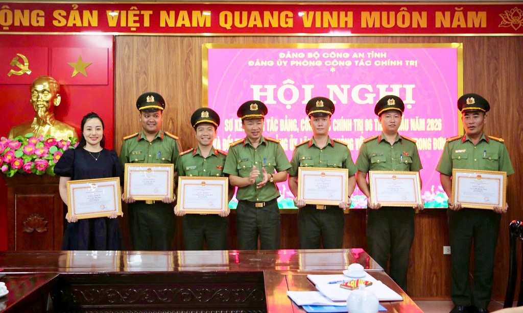 Đồng chí Thượng tá Nguyễn Tất Thắng, Phó Bí thư Đảng ủy, Phó Trưởng phòng Công tác chính trị trao thưởng cá nhân có thành tích xuất sắc