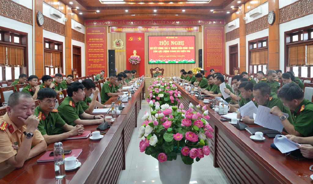 Tại điểm cầu Công an tỉnh Nghệ An, đồng chí Đại tá Nguyễn Huy Khích, Phó Giám đốc Công an tỉnh chủ trì Hội nghị