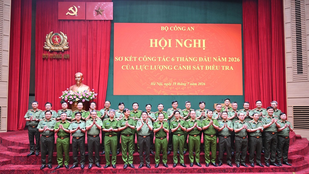 Bộ trưởng Lương Tam Quang và các đại biểu chụp ảnh lưu niệm