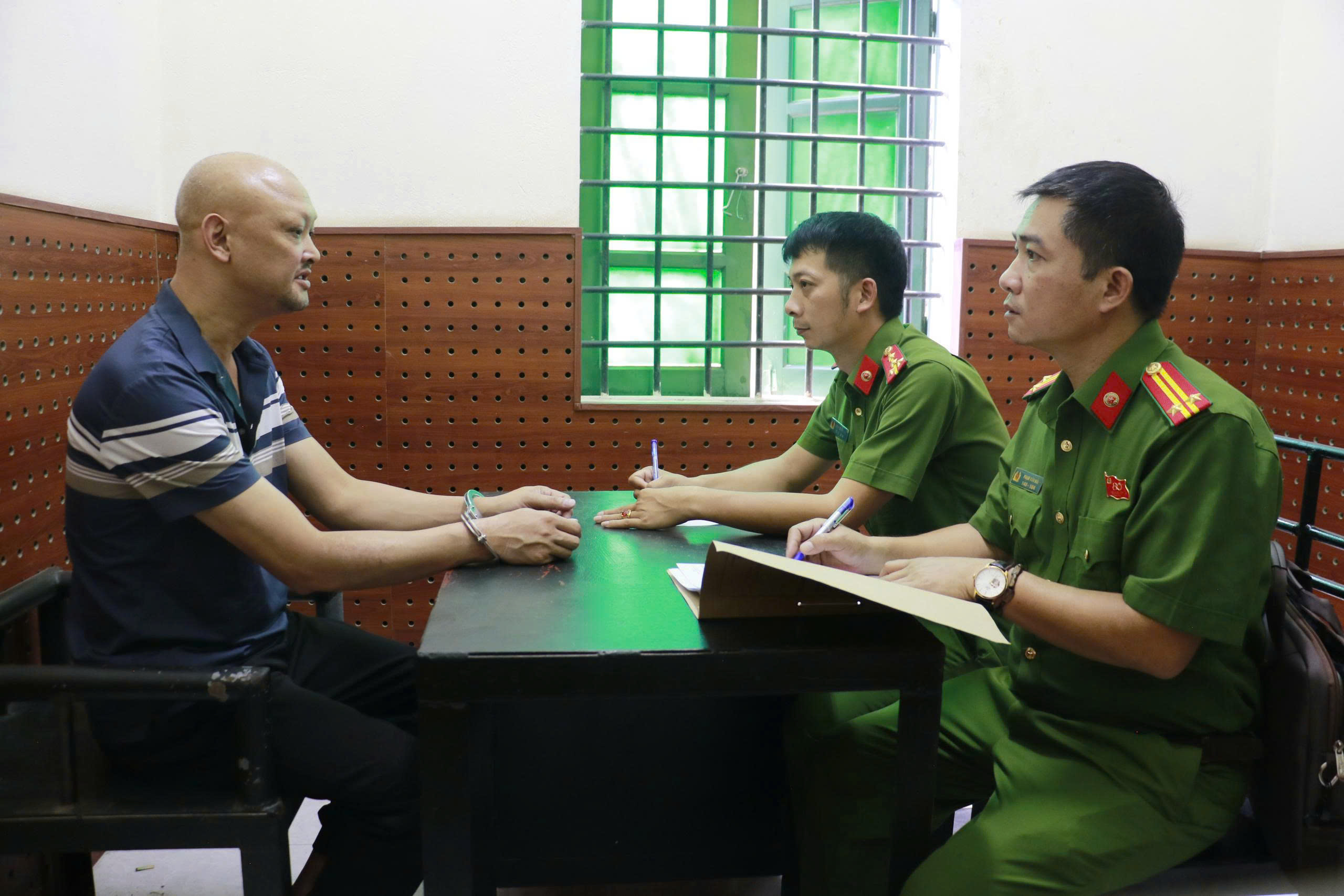 Cơ quan Công an lấy lời khai một đối tượng trong vụ án