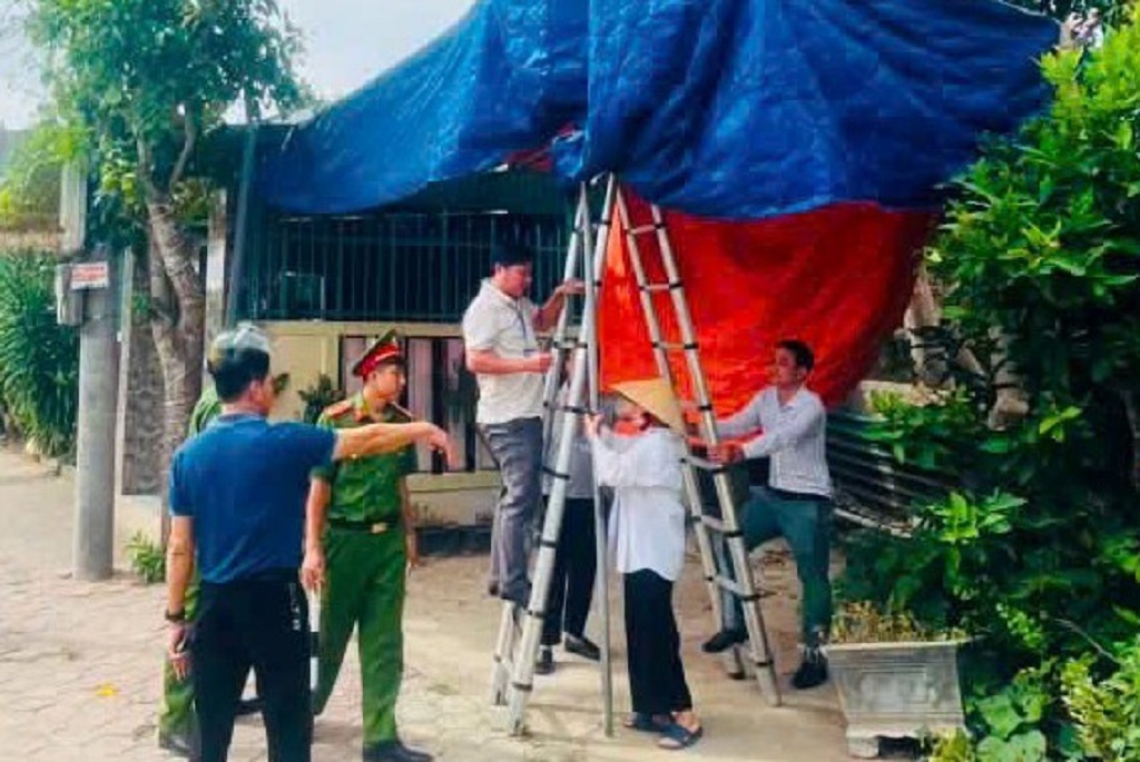 Công an phường Vinh Lộc xử lý công trình vi phạm hành lang ATGT tại khối Ngũ Lộc