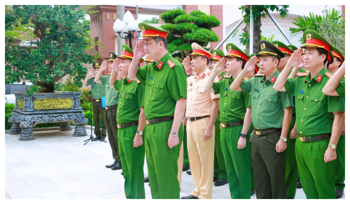 Lực lượng Cảnh sát nhân dân Công an tỉnh Nghệ An dâng hoa, dâng hương tưởng niệm Chủ tịch Hồ Chí Minh