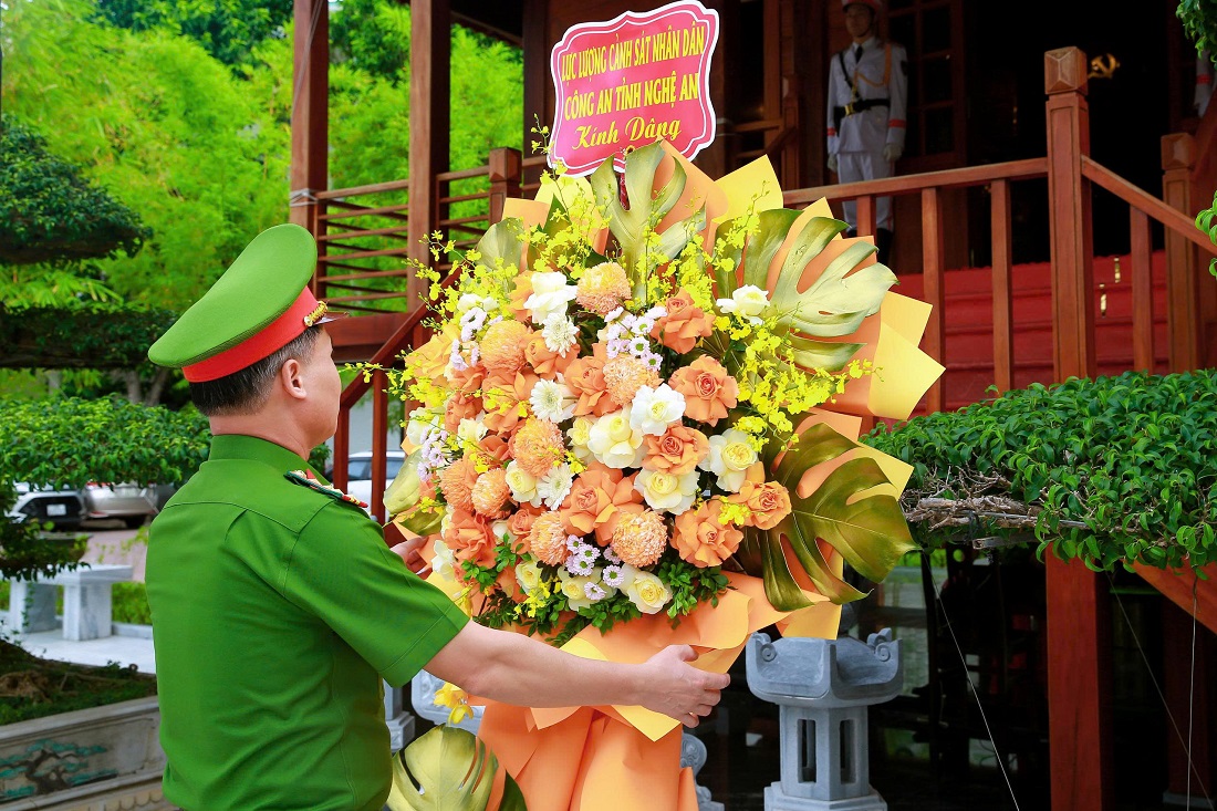 Đồng chí Đại tá Nguyễn Duy Thanh - Ủy viên Ban Thường vụ Đảng ủy, Phó Giám đốc Công an tỉnh dâng hoa lên anh linh Chủ tịch Hồ Chí Minh