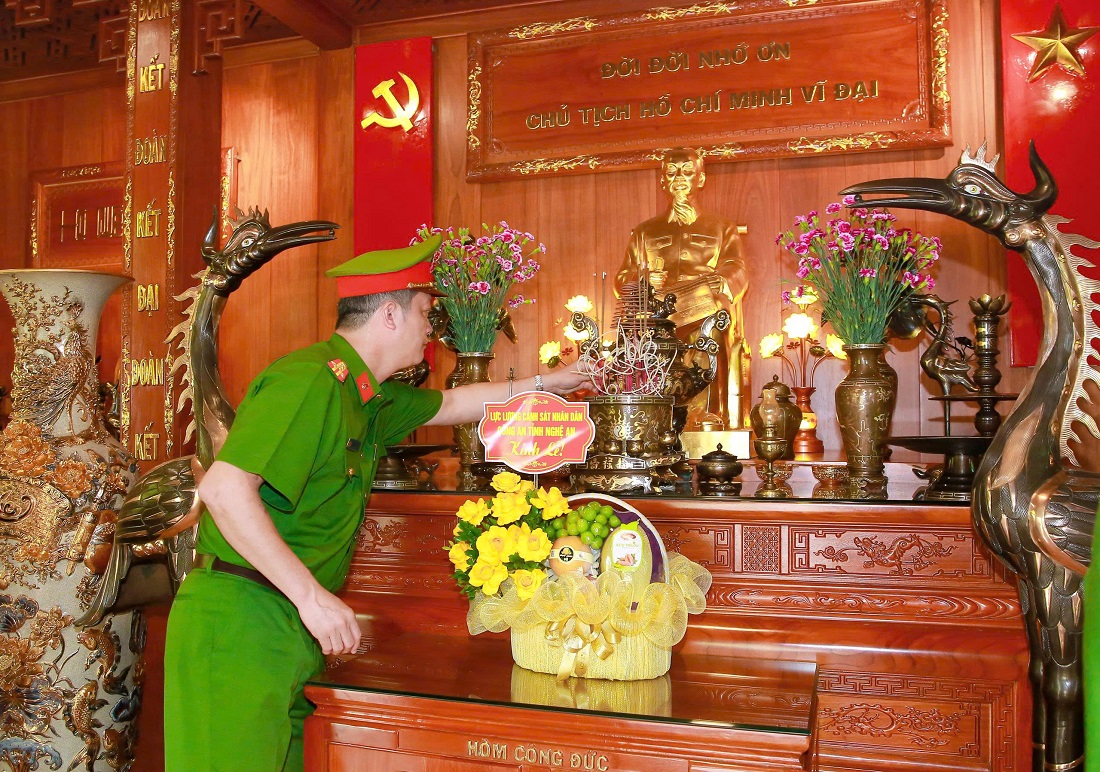 Các đồng chí: Đại tá Nguyễn Duy Thanh và Đại tá Nguyễn Đức Cường - Ủy viên Ban Thường vụ Đảng ủy, Phó Giám đốc Công an tỉnh dâng hương tưởng niệm Chủ tịch Hồ Chí Minh