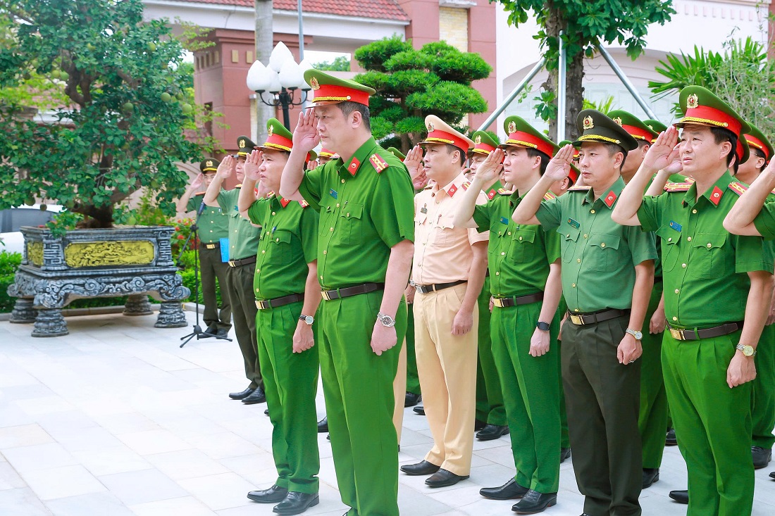 Đoàn đại biểu bày tỏ lòng thành kính và biết ơn vô hạn đối với công lao trời biển của Chủ tịch Hồ Chí Minh