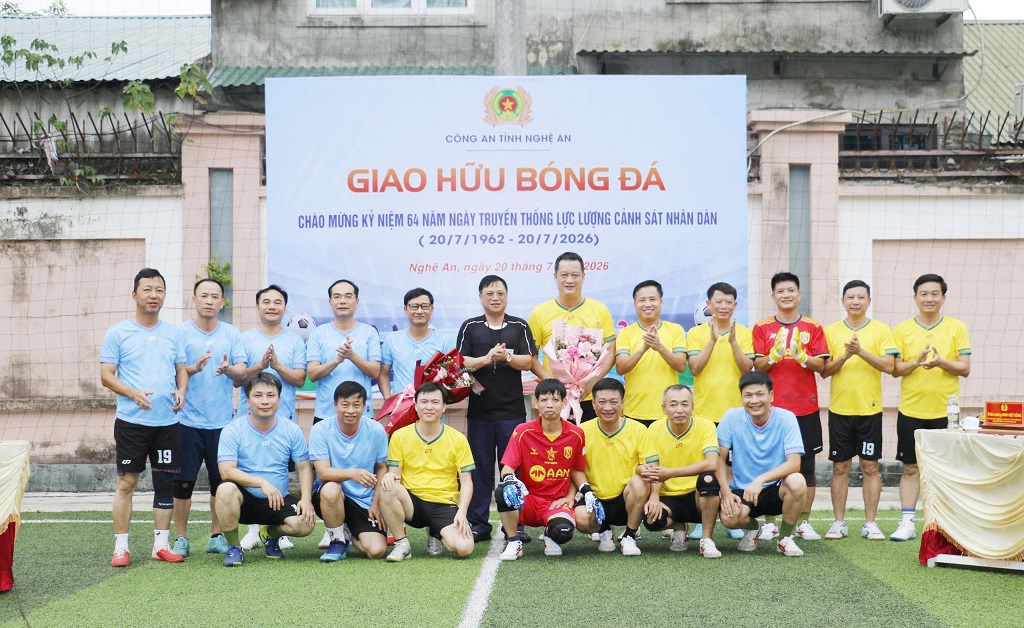 Sôi nổi giao hữu bóng đá kỷ niệm 64 năm Ngày truyền thống Cảnh sát nhân dân