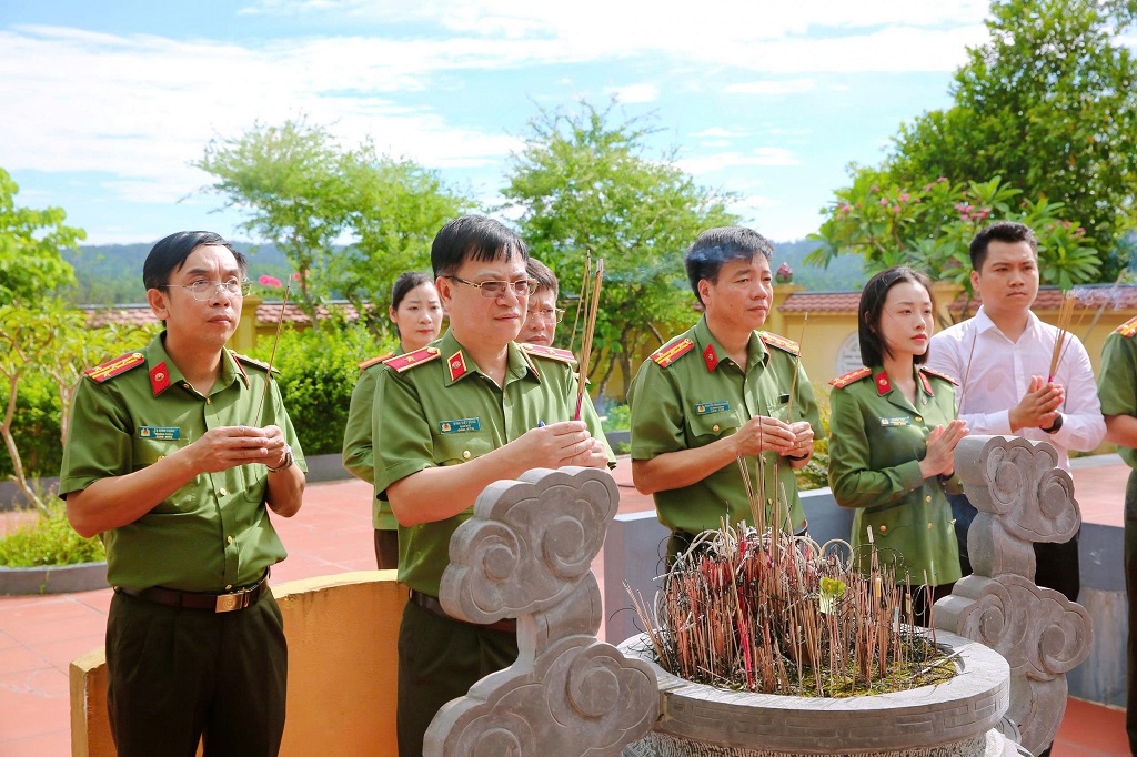 Công an tỉnh Nghệ An dâng hương tưởng niệm các Anh hùng liệt sĩ và cố Tổng Bí thư Lê Duẩn