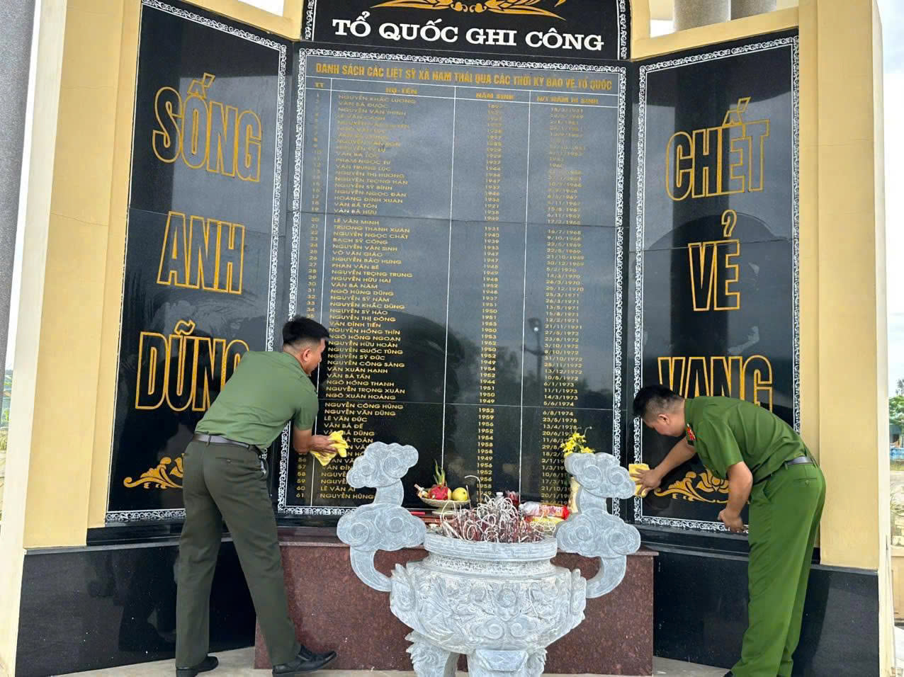 Công an xã Nam Đàn lau dọn, chỉnh trang khuôn viên Đài tưởng niệm các anh hùng liệt sĩ