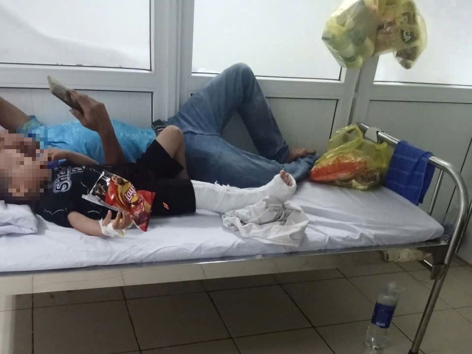 Cảnh sát giao thông dẫn đường, kịp thời đưa cháu bé bị tai nạn đến bệnh viện cấp cứu
