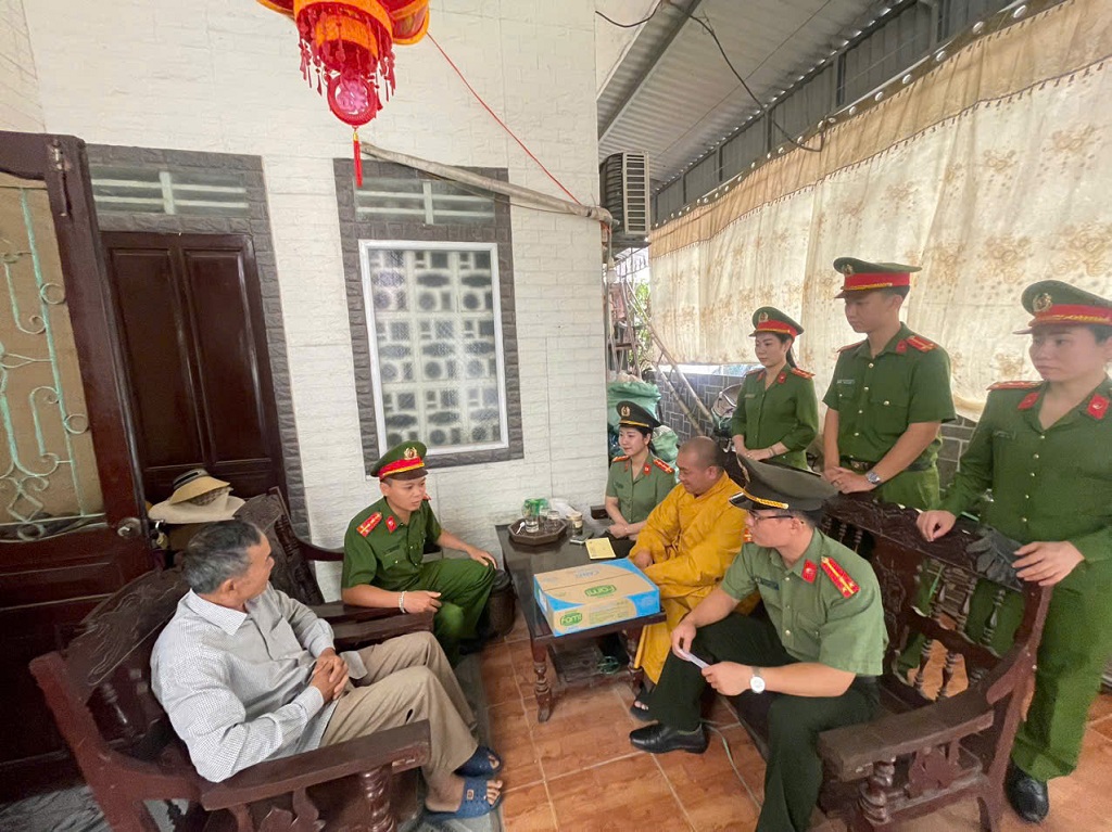 Công an phường Thành Vinh tổ chức chuỗi hoạt động tri ân nhân kỷ niệm 79 năm Ngày Thương binh - Liệt sĩ