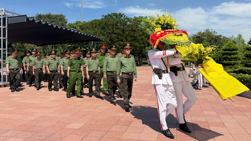 Công an tỉnh Nghệ An tham gia Đoàn công tác Bộ công an dâng hương và tặng quà gia đình chính sách tại Quảng Trị