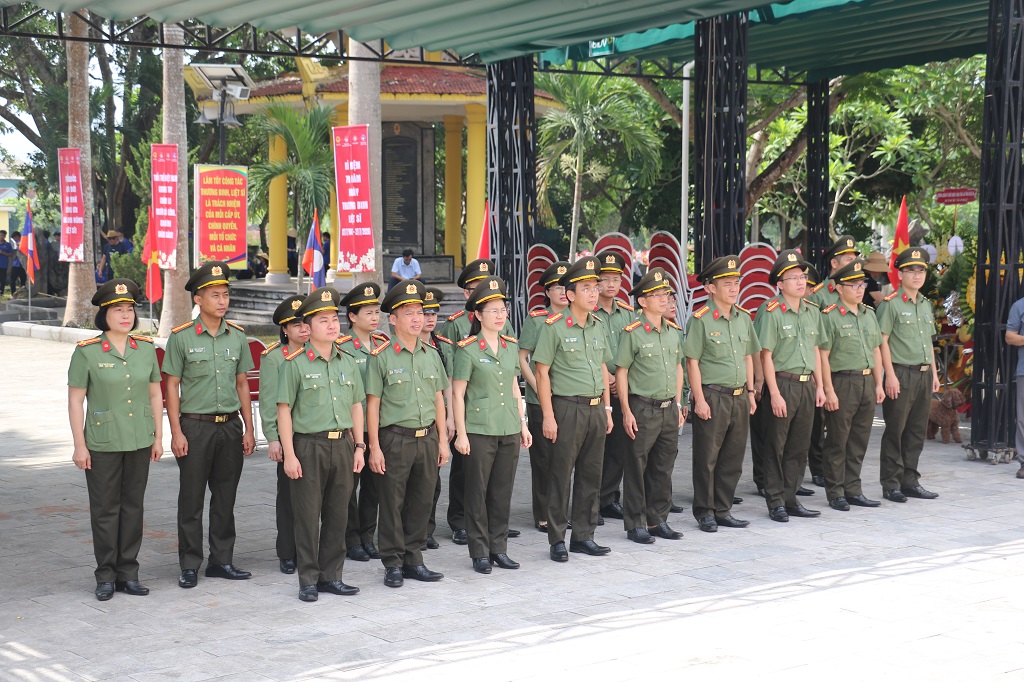 Phòng Hậu cần Công an tỉnh: Dâng hoa, dâng hương tri ân các Anh hùng liệt sĩ