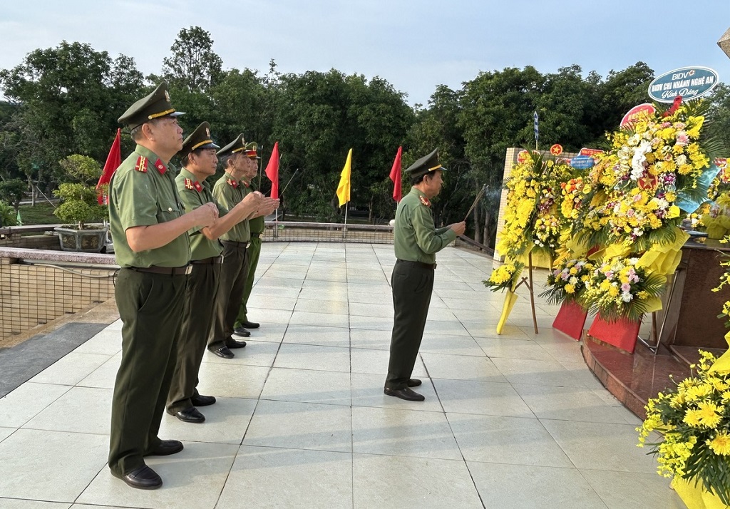 Hội Cựu Công an nhân dân tỉnh Nghệ An: Dâng hoa, dâng hương tri ân các Anh hùng liệt sĩ tại nghĩa trang TP Vinh (Cũ)
