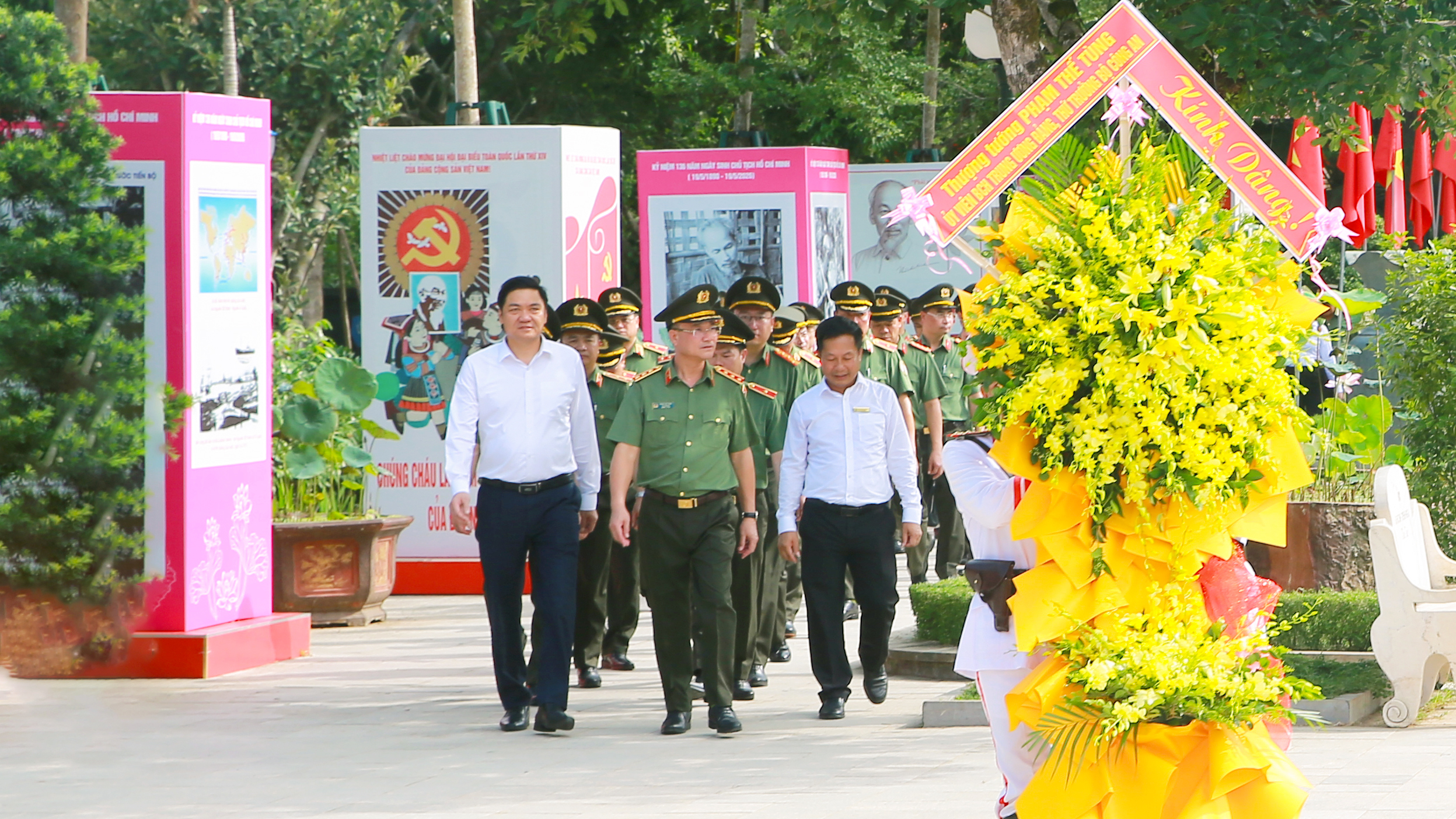 Thứ trưởng Phạm Thế Tùng dâng hoa, dâng hương tại Khu di tích Quốc gia đặc biệt Kim Liên và Khu di tích lịch sử Truông Bồn