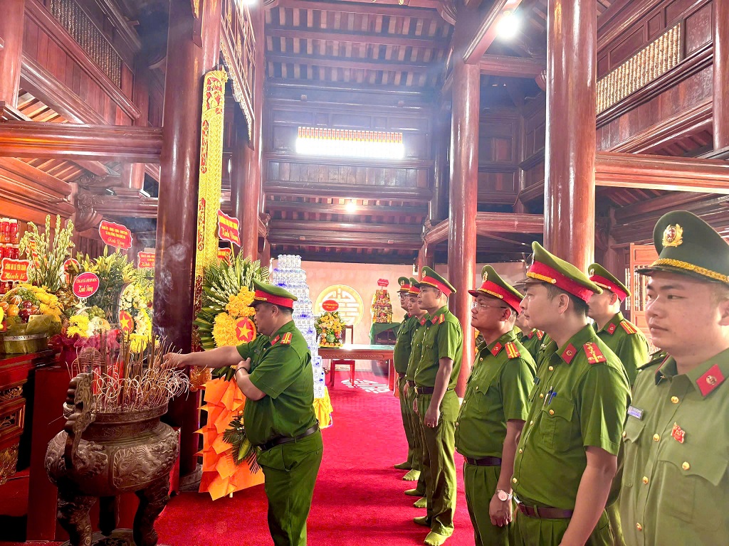 Công an xã Anh Sơn Đông dâng hoa, dâng hương tưởng niệm các Anh hùng liệt sĩ