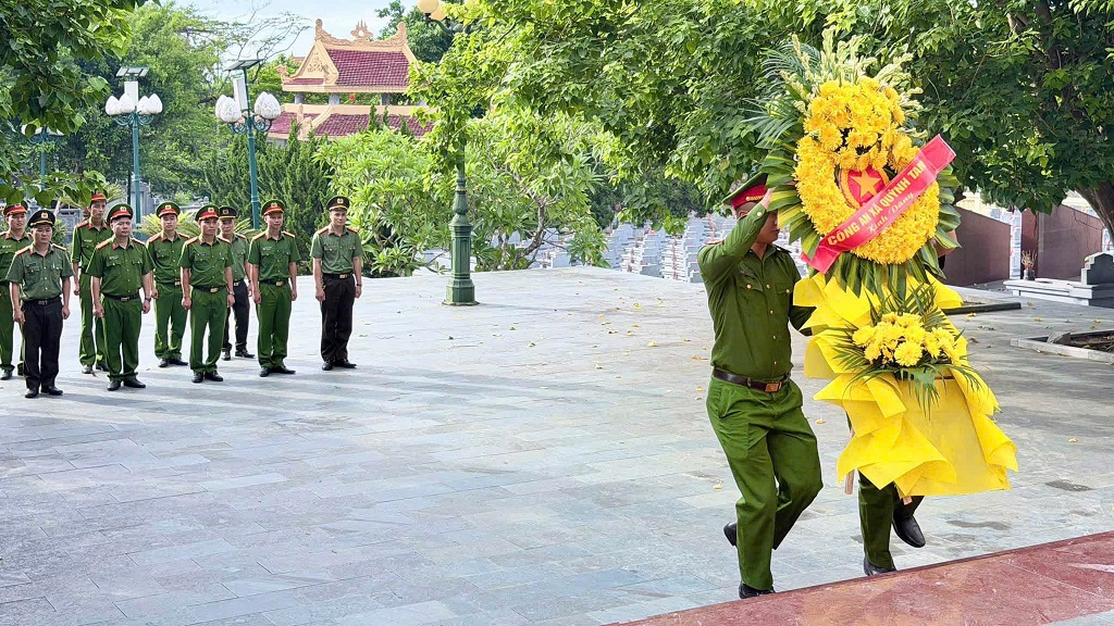 Công an xã Quỳnh Tam dâng hoa, dâng hương tưởng niệm anh hùng liệt sĩ