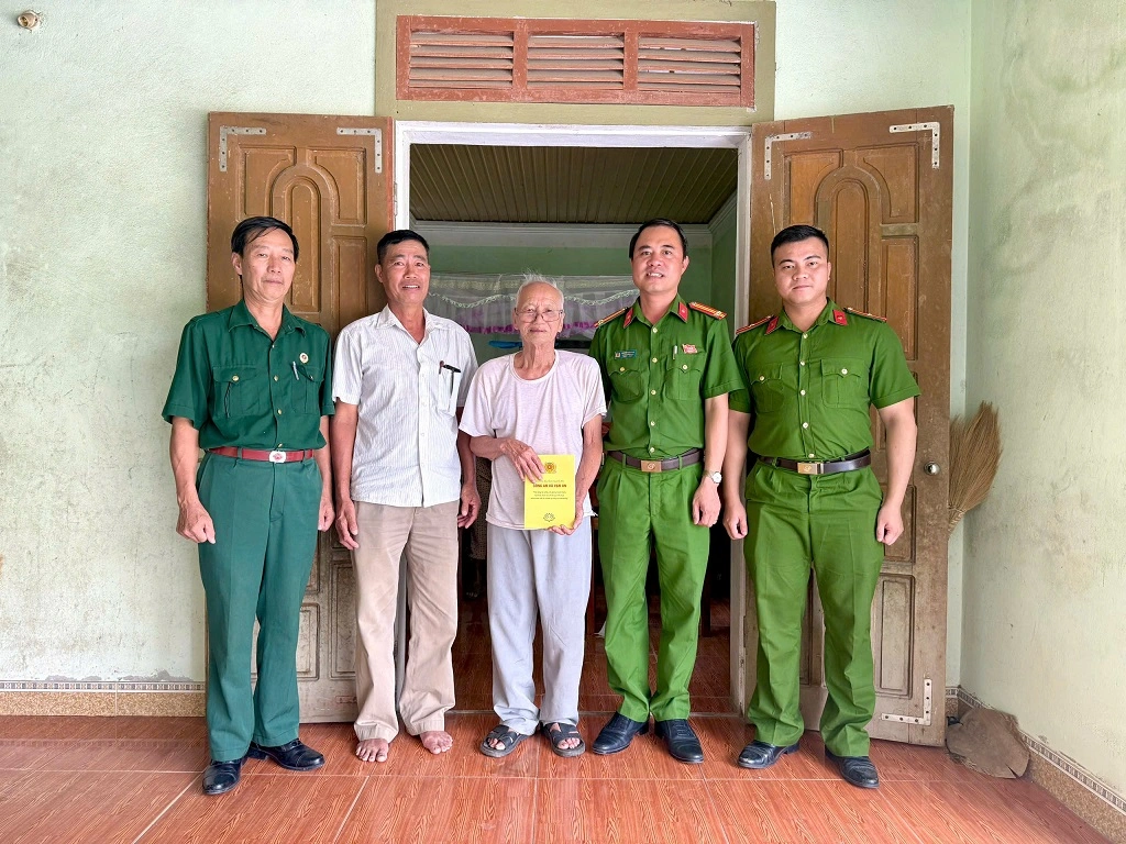 Công an xã Vạn An phối hợp trao quà tặng thương binh, bệnh binh, thân nhân liệt sỹ