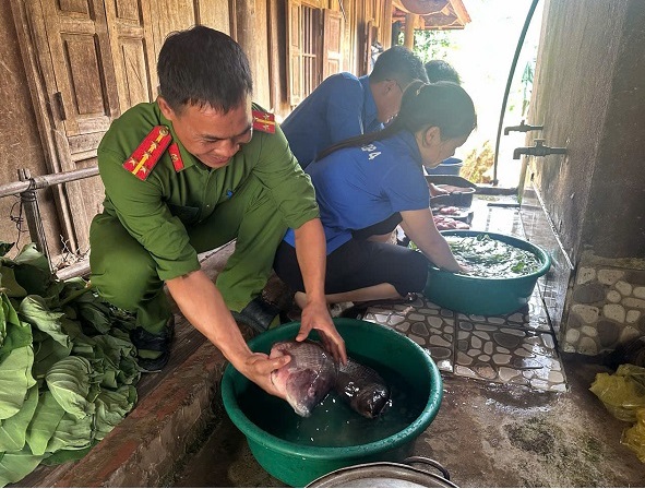 Công an xã Na Ngoi phối hợp tổ chức chương trình 