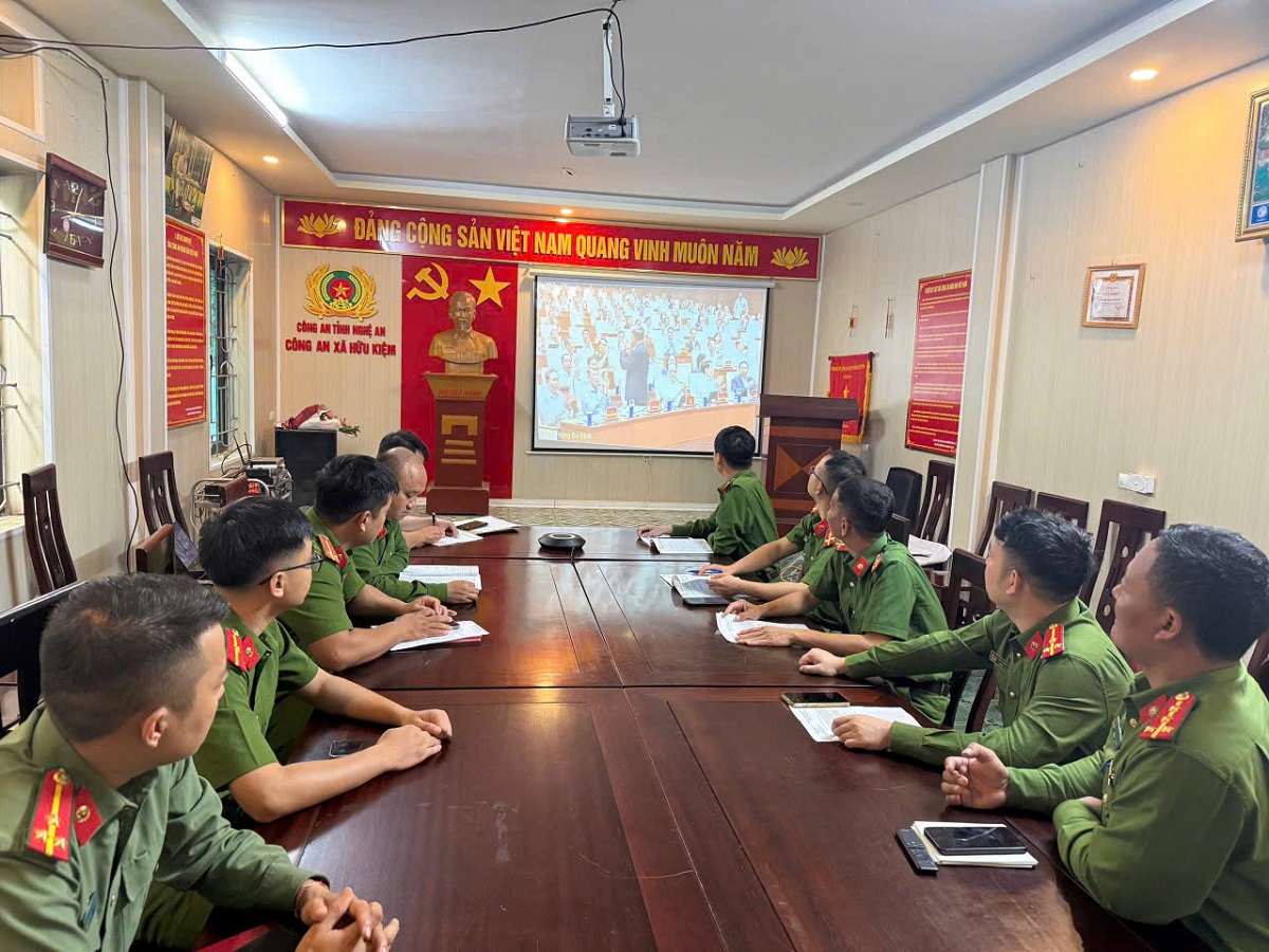 Chi bộ Công an xã Hữu Kiệm tham dự Hội nghị trực tuyến quán triệt Nghị quyết hội nghị Trung ương 3 khóa XIV