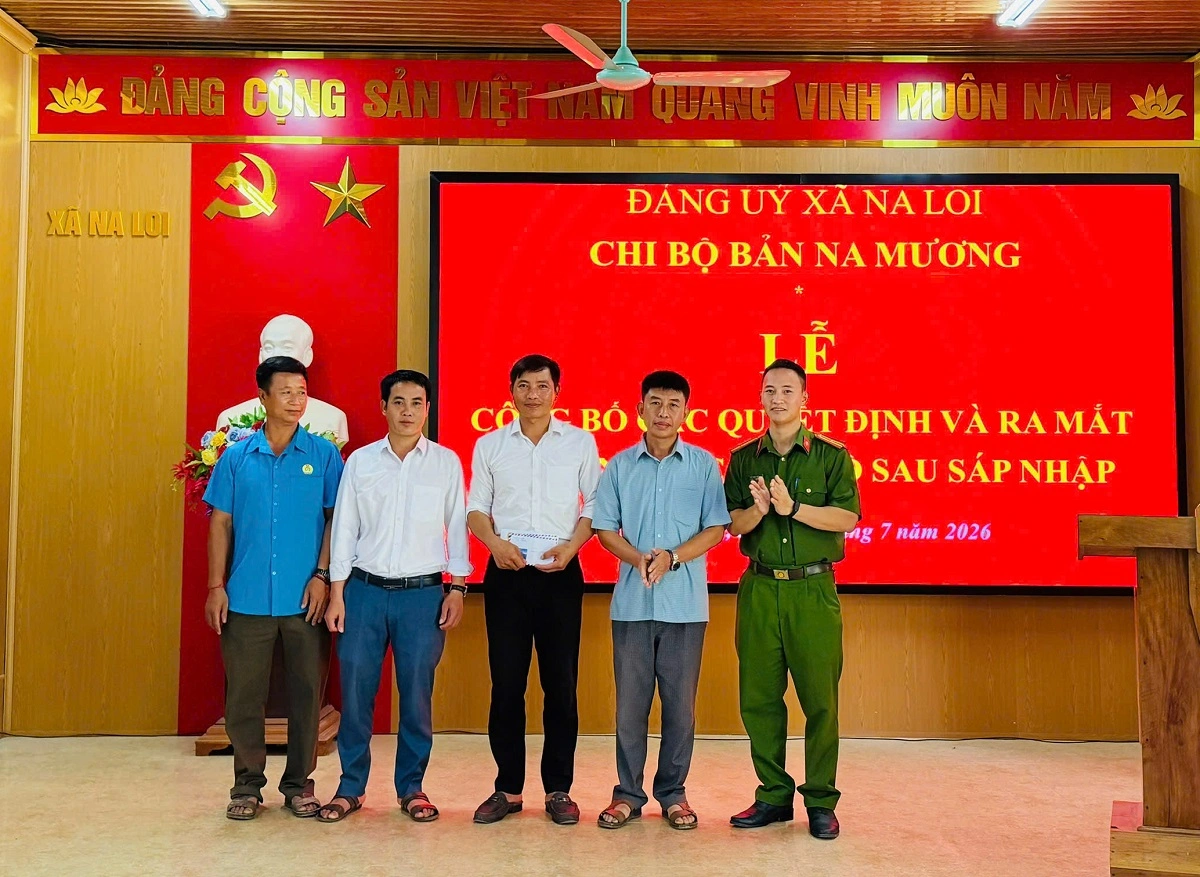Công an xã Na Loi tặng quà chúc mừng cán bộ bản Na Mương sau khi sáp nhập