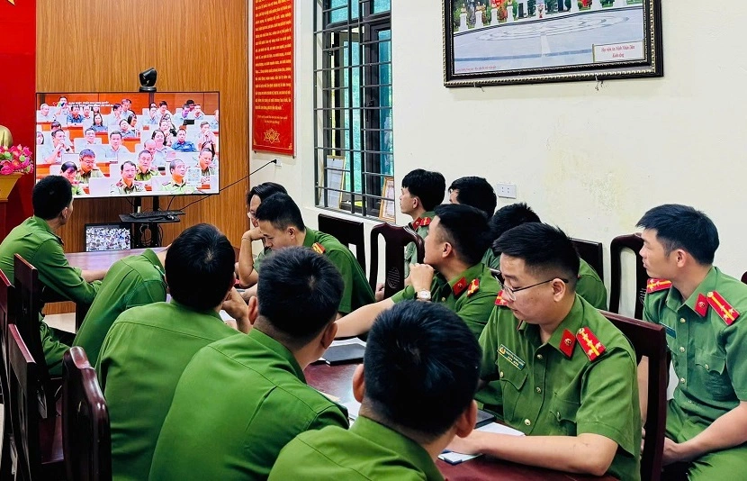 Công an xã Na Loi nghiêm túc tham gia học tập, quán triệt Nghị quyết Hội nghị lần thứ 3 của Ban chấp hành Trung ương đảng khóa XIV
