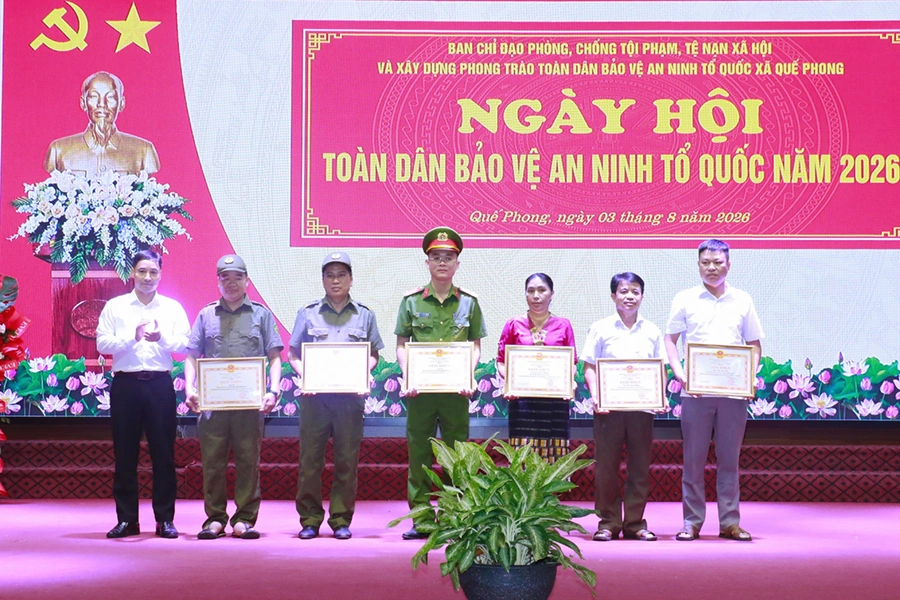 Chính quyền xã Quế Phong khen thưởng tập thể, cá nhân có thành tích xuất sắc trong phong trào toàn dân bảo vệ ANTQ